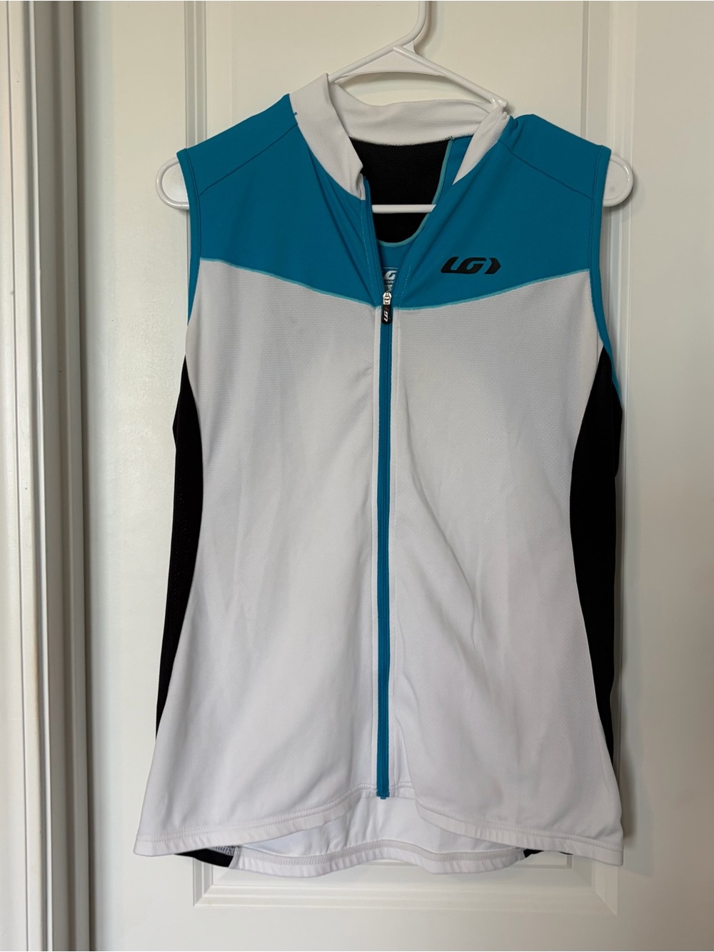 Garneau Women’s White & Teal Sleeveless cycling shirt
Size L